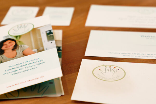 Grafikdesign für eine Massagepraxis: Gutscheine, Briefumschläge, Visitenkarten und Flyer