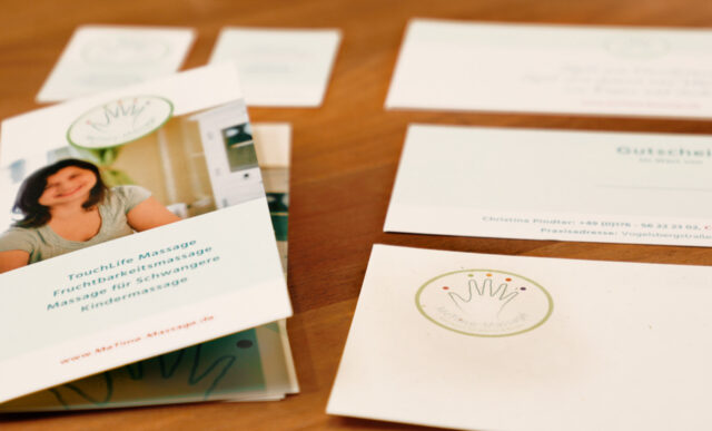 Grafikdesign für eine Massagepraxis: Gutscheine, Briefumschläge, Visitenkarten und Flyer