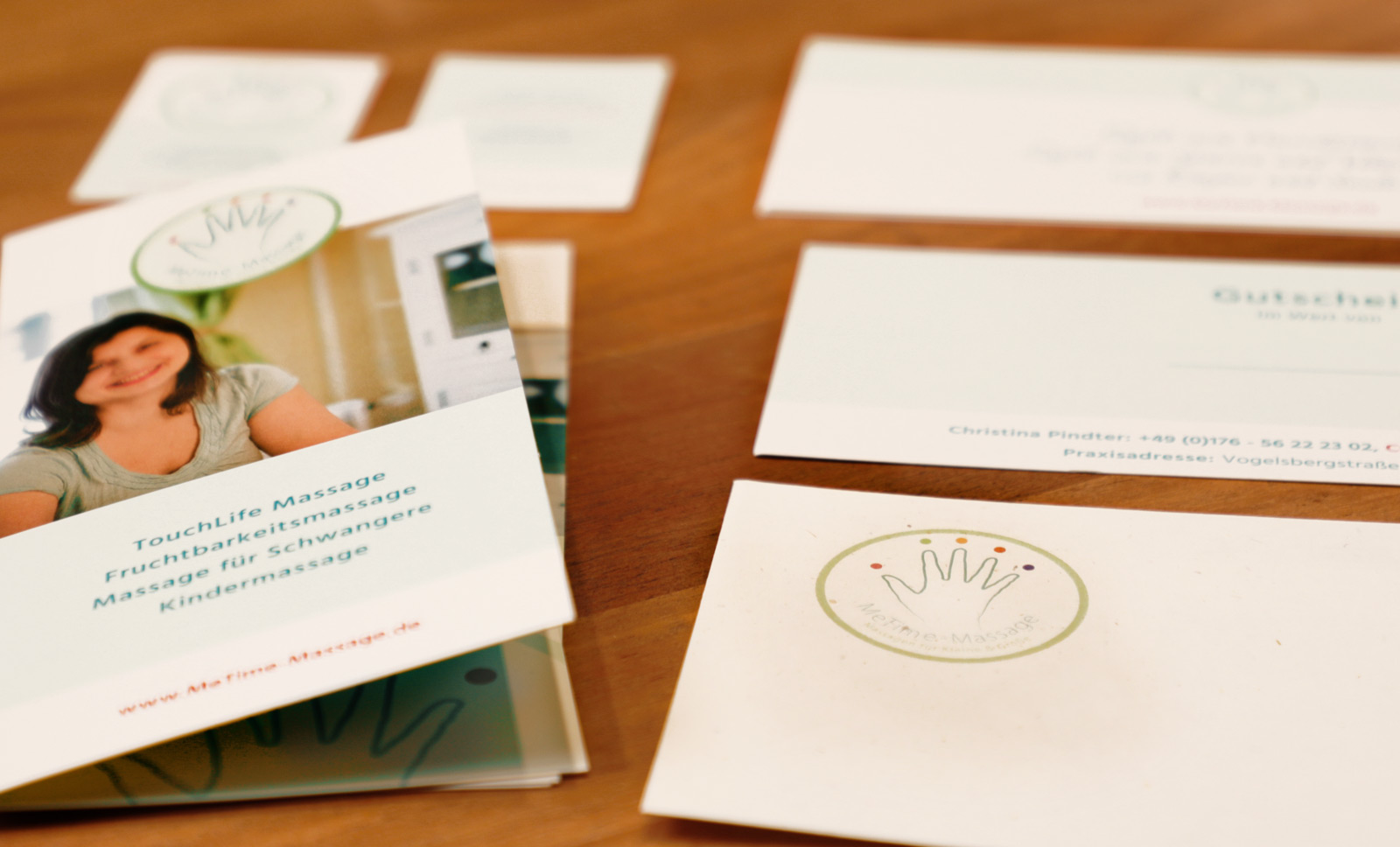 Grafikdesign für eine Massagepraxis: Gutscheine, Briefumschläge, Visitenkarten und Flyer
